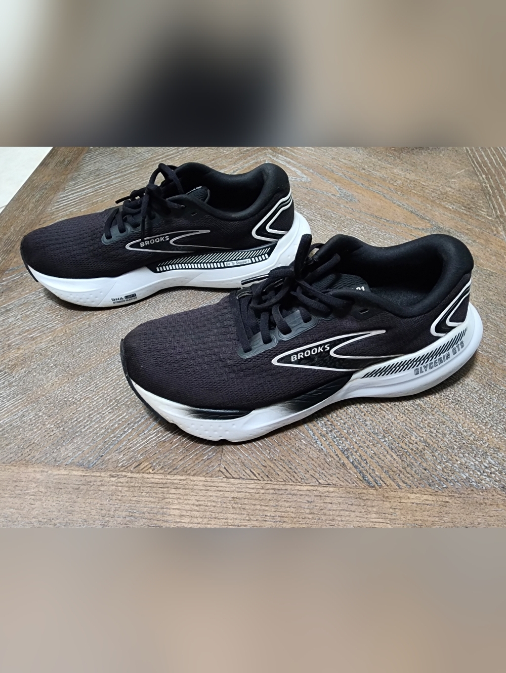 Brooks Glycerin 21  Black & White Running Shoes SIZE 9